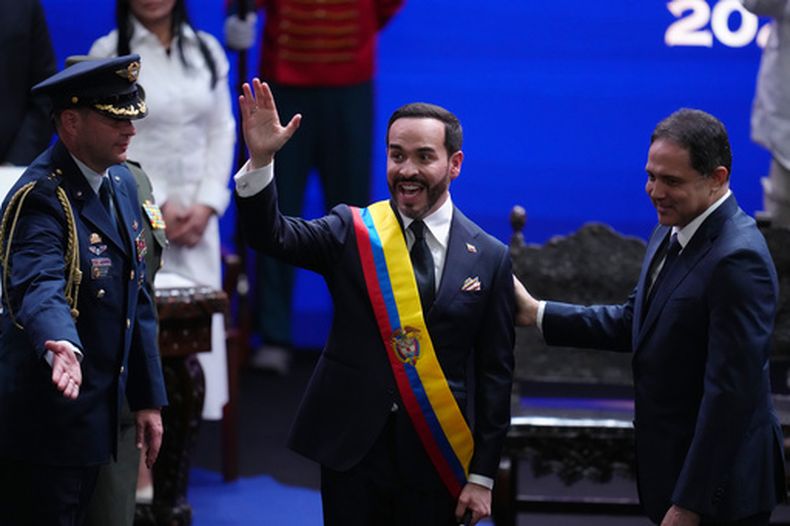 El presidente de Colombia, Abelardo de la Espriella, saluda tras recibir la banda presidencial de manos del presidente del Senado, Honorio Henríquez, durante la ceremonia de investidura, en Cali, Colombia, el viernes 7 de agosto de 2026. (AP Foto/Matias Delacroix)