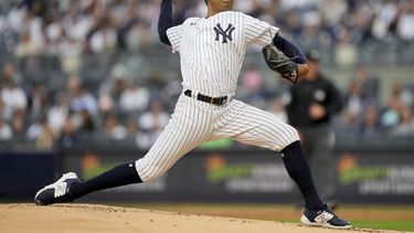 El abridor de los Yanquis de Nueva York Jhony Brito lanza en la primera entrada del encuentro ante los Marineros de Seattle el miércoles 21 de junio del 2023. (AP Foto/John Minchillo)