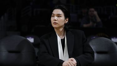 ARCHIVO - Suga, BTS, asiste a un partido de la NBA entre los Lakers de Los Angeles y los Mavericks de Dallas el 12 de enero de 2023 en Los Ángeles. Suga, el rapero, cantante y compositor superestrella del K-pop, se ha convertido en el tercer miembro de BTS en comenzar el servicio militar obligatorio de Corea del Sur dijo su sello el 7 de agosto de 2023. (Foto AP/Jae C. Hong, archivo)