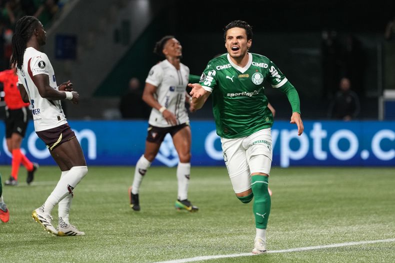 Raphael Veiga, de Palmeiras de Brasil, festeja luego de anotar el cuarto tanto de su conjunto ante Liga Deportiva Universitaria de Ecuador, en la vuelta de las semifinales de la Copa Libertadores, el jueves 30 de octubre de 2025 (AP Foto/Andre Penner)