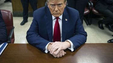 El expresidente Donald Trump espera el inicio de su proceso judicial en la corte penal de Manhattan, el 23 de abril de 2024, en Nueva York. (AP Foto/Yuki Iwamura, Pool, Archivo)