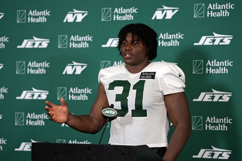 David Bailey de los Jets de Nueva York habla con la prensa durante el campamento de entrenamiento el sábado primero de agosto del 2026. (AP Foto/Adam Hunger)