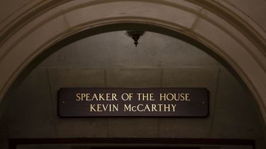 El nombre del representante republicano Kevin McCarthy permanece en la entrada a las oficinas del presidente de la Cámara de Representantes en el Capitolio, Washington, miércoles 4 de noviembre de 2023, a pesar de que fue destituido en la víspera. (AP Foto/Mark Schiefelbein)