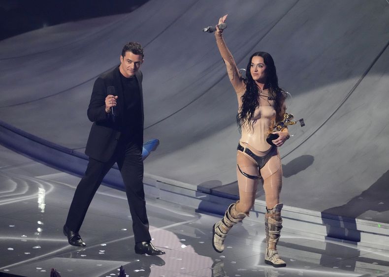 Orlando Bloom, izquierda, y Katy Perry con el premio Video Vanguard durante los Premios MTV a los Videos Musicales el miércoles 11 de septiembre de 2024 en el UBS Arena de Elmont, Nueva York (Foto Charles Sykes/Invision/AP)