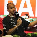 Lewis Hamilton (Mercedes) durante una rueda de prensa previo al Gran Premio de Azerbaiyán, el jueves 27 de abril de 2022, en Bakú. (AP Foto/Sergei Grits)