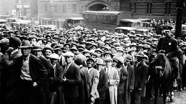 ARCHIVO – Miles de desempleados se reúnen fuera del Ayuntamiento de Cleveland durante la Gran Depresión, después de que se abrieran unos 2.000 puestos para la mejora de parques y reparaciones, el 9 de octubre de 1930. (AP Foto, Archivo)