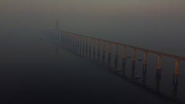 El puente Jornalista Phelippe Daou envuelto por el humo de los incendios forestales que inundan el aire en Manaos, en el estado de Amazonas, Brasil, el viernes 9 de octubre de 2026. (AP Foto/Edmar Barros)
