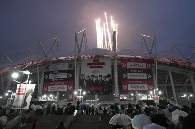 Fuegos artificiales estallan en el estadio donde la banda de K-pop BTS se presenta como parte de su gira mundial Arirang en Goyang, Corea del Sur, el jueves 9 de abril de 2026. (Foto AP/Lee Jin-man)