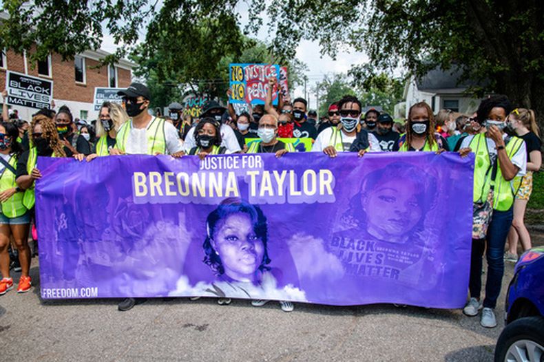 Una marcha en memoria de Breonna Taylor, en Louisville, Kentucky, el 25 de agosto del 2020. (Amy Harris/Invision/AP)