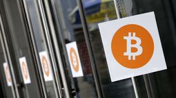 En logo de Bitcoin en una conferencia sobre criptomonedas en Nueva York el 7 de abril del 2014. (AP foto/Mark Lennihan)