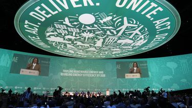 La vicepresidenta Kamala Harris habla en la Cumbre del Clima de la ONU COP28, el sábado 2 de diciembre de 2023, en Dubai, Emiratos Árabes Unidos. (AP Foto/Kamran Jebreili)