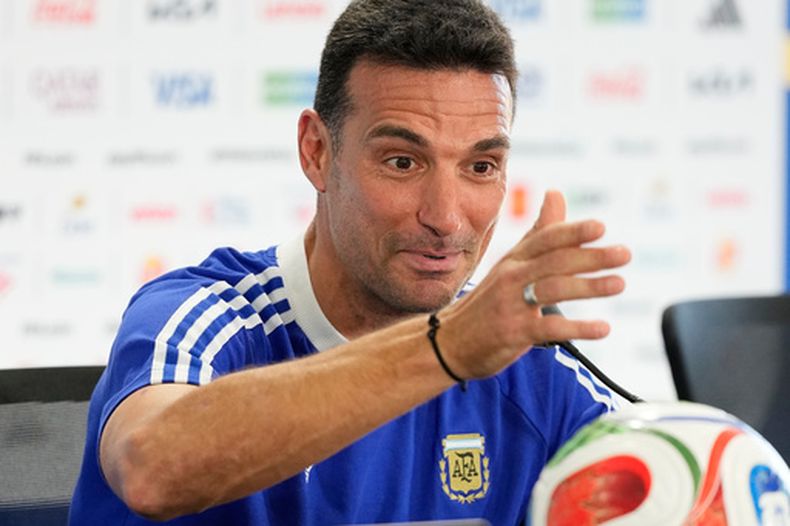 El técnico de Argentina, Lionel Scaloni, atiende una conferencia de prensa previa al debut de su equipo ante Argelia por el Grupo J del Mundial, el lunes 15 de junio, 2026, en Kansas City. (AP Foto/Charlie Riedel)
