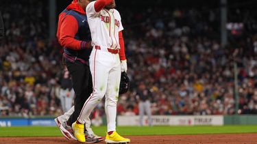 Ceddanne Rafaela, de los Medias Rojas de Boston, reacciona después de sufrir una lesión después de batear un sencillo durante la segunda entrada del juego de béisbol de Grandes Ligas en contra de los Guardianes de Cleveland, el miércoles 23 de septiembre de 2026, en Boston. (AP Foto/Charles Krupa)