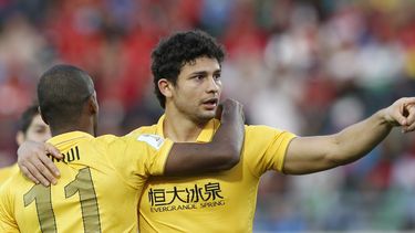 americateve | El jugador de Guangzhou Evergrande, Elkeson, derecha, festeja un gol contra Al Ahly en el Mundial de Clubes el s&aacute;bado, 14 de diciembre de 2013, en Agadir, Marruecos. (AP Photo/Matthias Schrader)