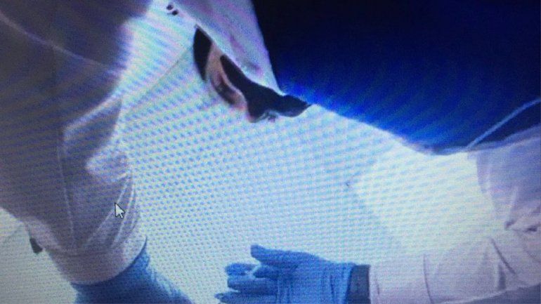 La enfermera no se percató del ángulo de la cámara mientras esperaba su audiencia y transmitió en vivo la imagen del trasero de su paciente mientras le aplicó la inyección Foto: (Captura de pantalla)