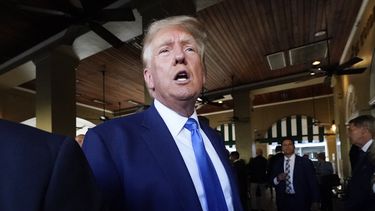 ARCHIVO - El expresidente Donald Trump visita el Café du Monde en Nueva Orleans, 25 de julio de 2023. Trump y otros precandidatos republicanos asisten el sábado 9 de setiembre de 2023 a un partido de fútbol americano universitario en Ames, Iowa. (AP Foto/Gerald Herbert, File)