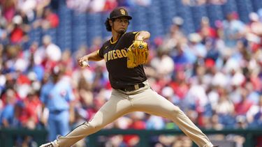 Darvish sale de apuros; Padres vencen a Filis