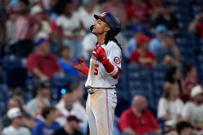 CJ Abrams, de los Nacionales de Washington, festeja tras batear un triple de dos carreras ante los Filis de Filadelfia, el miércoles 5 de agosto de 2026 (AP Foto/Matt Slocum)