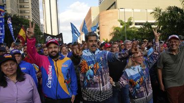 De izquierda a derecha la alcaldesa de Caracas, Carmen Menéndez; Nicolás Maduro Guerra, quien se postula para representar a Caracas como legislador para la Asamblea Nacional y también hijo del presidente venezolano Nicolás Maduro, a su lado; la primera dama Cilia Flores y el presidente de la Asamblea Nacional, Jorge Rodríguez, asisten a un mitin de cierre de campaña para las elecciones regionales el 25 de mayo en Caracas, Venezuela, el jueves 22 de mayo de 2025. (AP Foto/Ariana Cubillos)