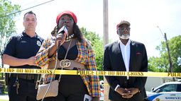 Satonia Small, de la organización Something Safe To Do, habla ante reporteros cerca del lugar donde ocurrió un tiroteo masivo en Shreveport, Luisiana, el 19 de abril del 2026. (Jill Pickett/The Times-Picayune/The New Orleans Advocate via AP)