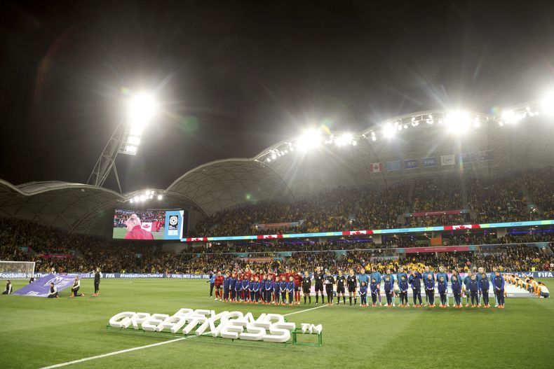 En foto del 31 de julio del 2023, las jugadoras de Canadá y Australia alineadas antes del encuentro de la Copa Mundial femenina. (AP Foto/Hamish Blair)