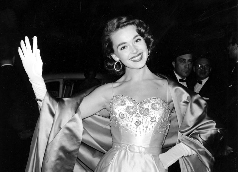 ARCHIVO - La actriz Barbara Rush posa en el estreno de la película The Magnificent Obsession el 26 de abril de 1954. Rush, quien coprotagonizó películas con Frank Sinatra, Paul Newman y otros astros de las décadas de 1950 y 1960 y tuvo una próspera carrera televisiva más adelante en su vida, murió el domingo 31 de marzo de 2024 a los 97 años. (Foto AP/Robert Kradin, archivo)