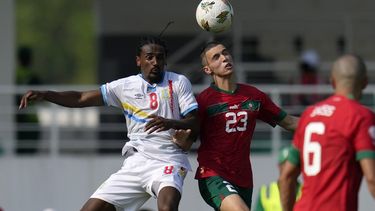 Bilal El Khannouss de Marruecos y Samuel Moutoussamy del Congo pelean por el balón durante el encuentro del Grupo F de la Copa Africana el domingo 21 de enero del 2024. (AP Foto/Themba Hadebe)