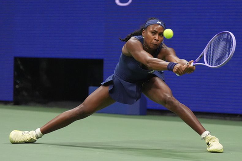 Coco Gauff devuelve ante Zeynep Sonmez durante la primera ronda del US Open, el martes 1 de septiembre de 2026, en Nueva York. (AP Foto/Frank Franklin II)