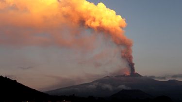 americateve | Erupci&oacute;n del volc&aacute;n Monte Etna vista desde la aldea de Viagrande, cerca de la poblaci&oacute;n siciliana de Catania, en Italia, el s&aacute;bado 26 de octubre del 2013. (AP Photo/Carmelo Imbesi)