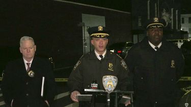 En esta imagen tomada de un video publicado por la policía de Nueva York, el jefe de patrulla Philip Rivera, en el centro, habla con los medios durante una conferencia de prensa en Nueva York, la madrugada del jueves 2 de enero de 2025, al día siguiente de un tiroteo ante un club nocturno en Queens. (NYPD via AP)