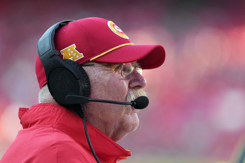 El entrenador en jefe de los Kansas City Chiefs, Andy Reid, observa durante la segunda mitad de un partido de pretemporada de la NFL contra los Detroit Lions, el sábado 17 de agosto de 2024, en Kansas City, Missouri. (AP Foto/Ed Zurga)