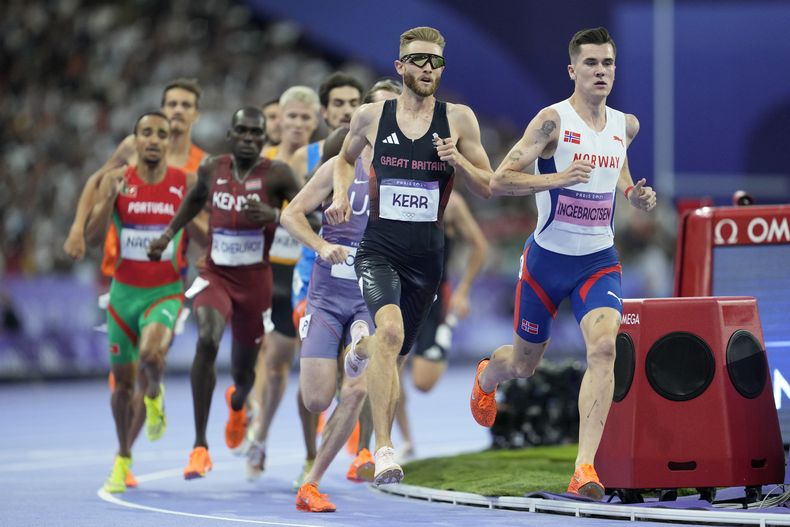 El noruego Jakob Ingebrigtsen y el británico Josh Kerr compiten en las semifinales de los 1.500 metros en los Juegos Olímpicos de París, el domingo 4 de agosto de 2024, en Saint-Denis, Francia. (AP Foto/Ashley Landis)