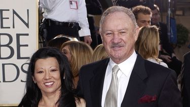 ARCHIVO - El actor Gene Hackman llega con su esposa, Betsy Arakawa, para la 60ª edición anual de los Globos de Oro en Beverly Hills, California, el 19 de enero de 2003. (Foto AP/Mark J. Terrill, archivo)