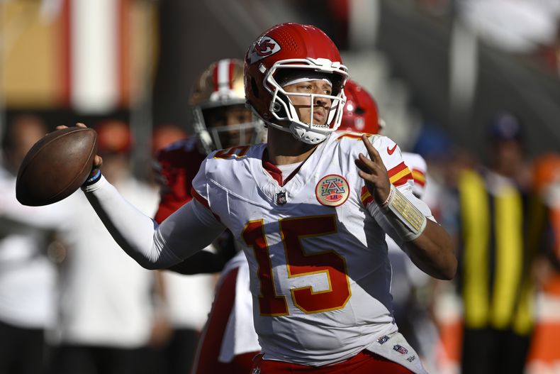 El quarterback de los Chiefs de Kansas City, Patrick Mahomes (15), pasa contra los 49ers de San Francisco durante la segunda mitad de un partido de fútbol americano de la NFL en Santa Clara, California, el domingo 20 de octubre de 2024. (AP Foto/Eakin Howard)