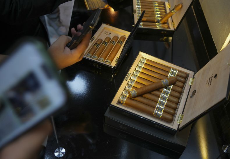 Los visitantes fotografían los cigarros en exhibición durante la XXV Feria del Habano en el Palacio de Convenciones de La Habana, Cuba, el martes 24 de febrero de 2025. (AP Foto/Ramón Espinosa)