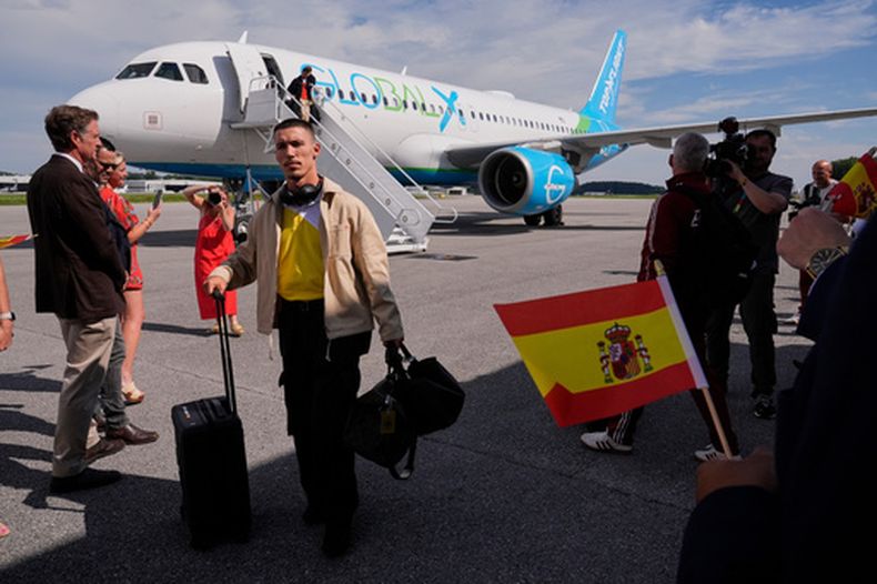 El defensa español Alejandro Grimaldo sale del avión tras el arribo del equipo a la Copa Mundial el viernes 5 de junio del 2026. (AP Foto/George Walker IV)