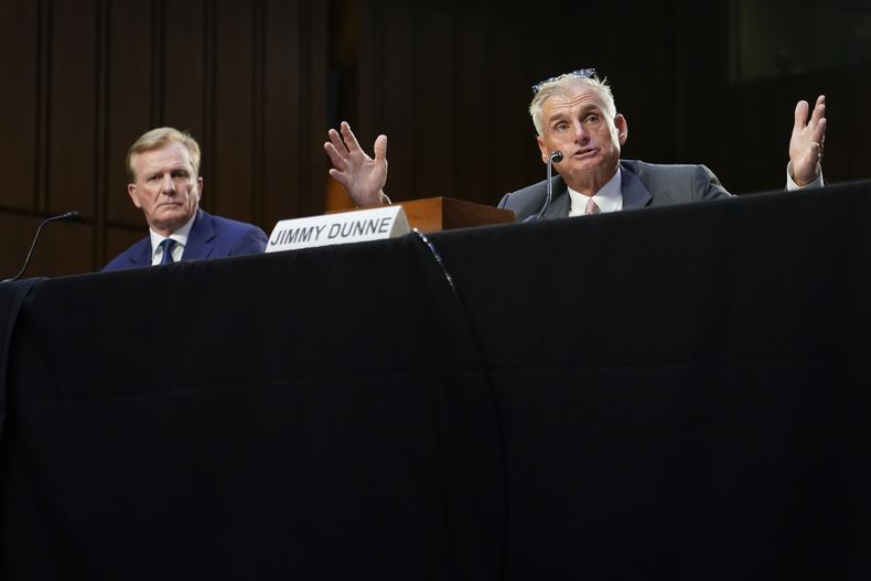 Integrante de la junta de la PGA Jimmy Dunne testifica junto al jefe de operaciones de la PGA Ron Price durante la audiencia del Subcomité de Investigaciones del Senado el martes 11 de julio del 2023. (AP Foto/Patrick Semansky)