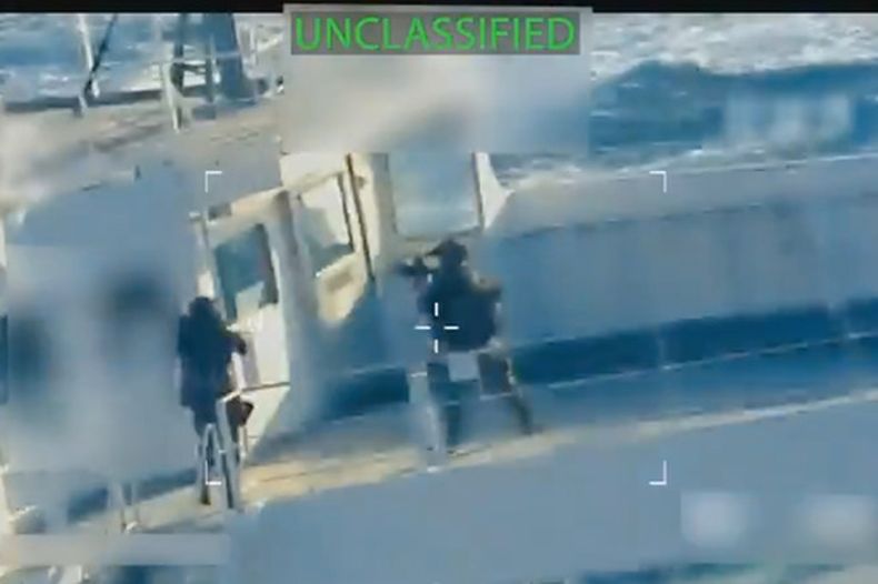 Imagen de video colocado en X por la secretaria de Justicia estadounidense Pam Bondi, censurada en parte por la fuente, que muestra a fuerzas estadounidenses a bordo de un buque que están confiscando frente a las costas de Venezuela el 10 de diciembre del 025. (Oficina de la Secretaria de Justicia de EEUU/X via AP)