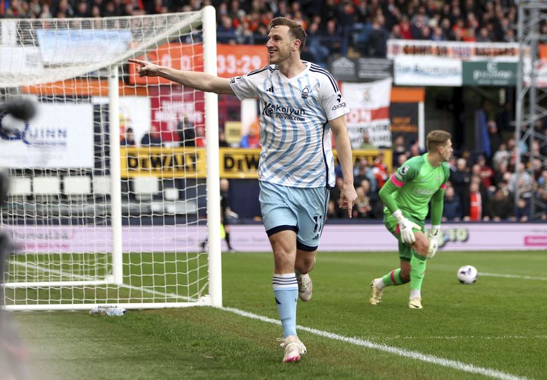 Chris Wood del Nottingham Forest celebra tras anotar el primer gol de su equipo en el encuentro de la Liga Premier ante el Luton el sábado 16 de marzo del 2024. (Kieran Cleeves/PA via AP)