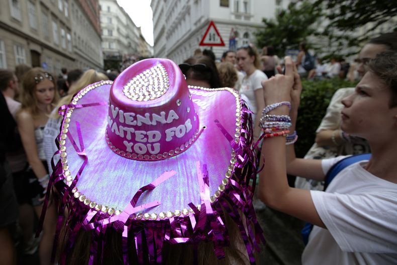 Una persona con sombrero mientras Swifties se reúnen y cantan en el centro de Viena el jueves 8 de agosto de 2024. Los organizadores de tres conciertos de Taylor Swift en el estadio de Viena esta semana los cancelaron el miércoles después de dos arrestos por un aparente complot para lanzar un ataque contra un evento en el área de Viena como los conciertos. (Foto AP/Heinz-Peter Bader)