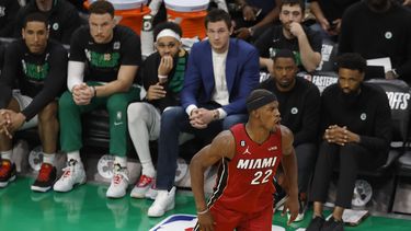 Jimmy Butler, alero del Heat de Miami, festeja frente a la banca de los Celtics de Boston durante el segundo partido de la final de la Conferencia Este, el viernes 19 de mayo de 2023 (AP Foto/Michael Dwyer)