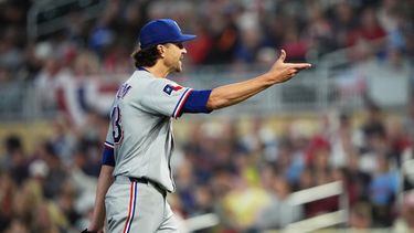 Jacob Degrom, de los Rangers de Texas, reacciona durante la segunda entrada del juego de béisbol de Grandes Ligas contra los Mellizos de Minnesota, el viernes 25 de septiembre de 2026, en Minneapolis. (AP Foto/Ellen Schmidt)