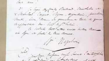 americateve | Una copia del testamento de Napole&oacute;n es exhibida en una casa de subastas en Par&iacute;s, Francia, el martes 5 de noviembre de 2013, antes de ser subastada. (Foto AP/Benjamin Girette)