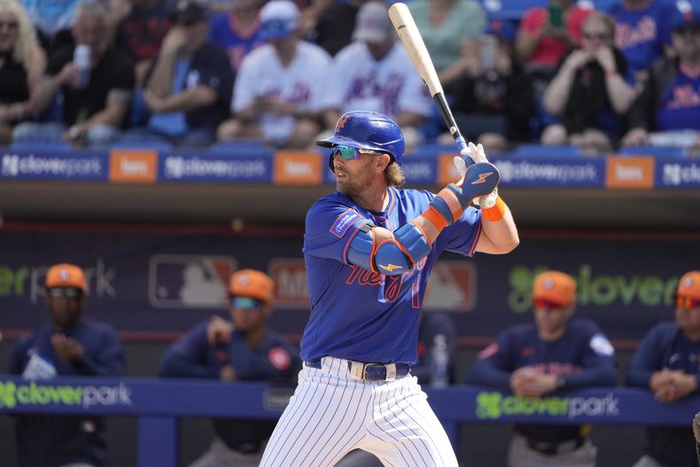 Jeff McNeil de los Mets de Nueva York batea en un juego de pretemporada contra los Astros de Houston, el sábado 22 de febrero de 2025, en Port St. Lucie, Florida. (AP Foto/Jeff Roberson)