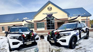 Dolientes rinden homenaje afuera del 4to Precinto a dos agentes de la Policía de Virginia Beach que murieron baleados la noche del viernes durante una parada de tráfico, el sábado 22 de febrero de 2025. (Stephen M. Katz /The Virginian-Pilot vía AP)