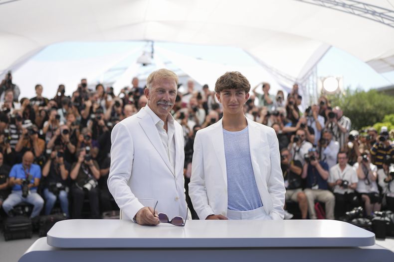 Kevin Costner, izquierda, y Hayes Costner posan en la sesión de la película Horizon: An American Saga en la 77a edición del Festival de Cine de Cannes, en Francia el domingo 19 de mayo de 2024. (Foto Scott A Garfitt/Invision/AP)