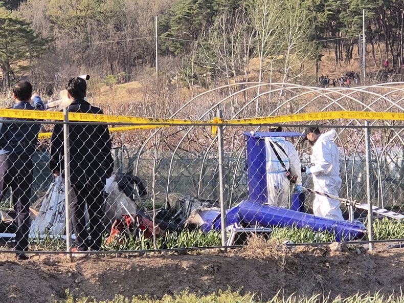 Agentes revisan el lugar donde se estrelló un helicóptero en Daegu, Corea del Sur, el domingo 6 de abril de 2025. (Hwang Su-bin/Yonhap via AP)