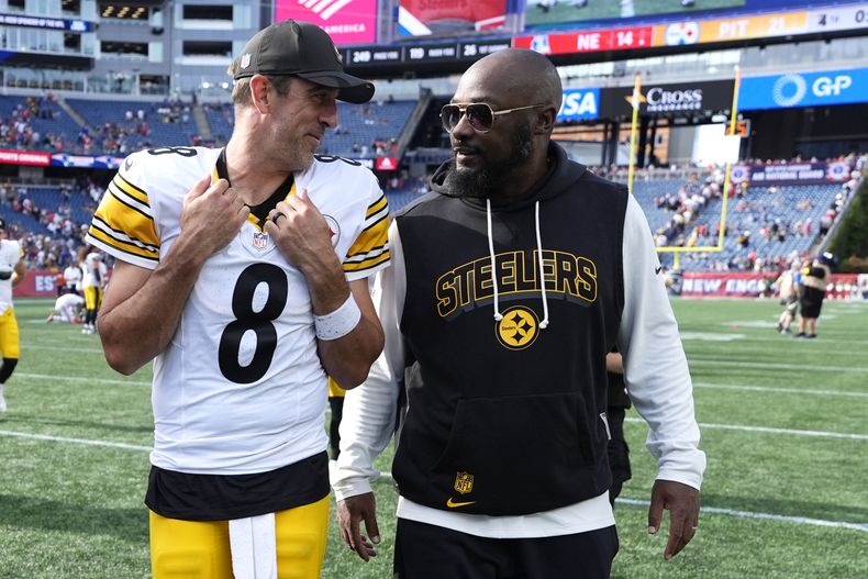 El quarterback Aaron Rodgers (8) y el entrenador en jefe Mike Tomlin de los Steelers de Pittsburgh tras la victoria ante los Patriots de Nueva Inglaterra, el domingo 21 de septiembre de 2025, en Foxborough, Massachussetts. (AP Foto/Robert F. Bukaty)