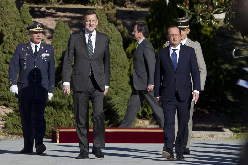 El jefe de gobierno espa&ntilde;ol Mariano Rajoy, izquierda, y su colega franc&eacute;s Francois Hollande pasan revista a la tropa al arribar al Palacio de la Moncloa en Madrid, el mi&eacute;rcoles 27 de noviembre de 2013, para su reuni&oacute;n bilateral