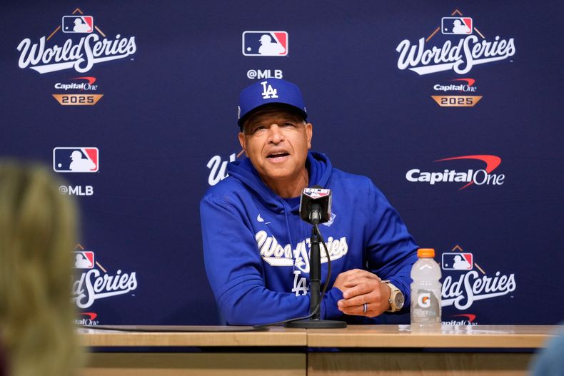 Dave Roberts, manager de los Dodgers de Los Ángeles, habla en conferencia de prensa previo al tercer partido de la Serie Mundial contra los Azulejos de Toronto, el domingo 26 de octubre de 2025, en Los Ángeles. (AP Photo/Mark J. Terrill)